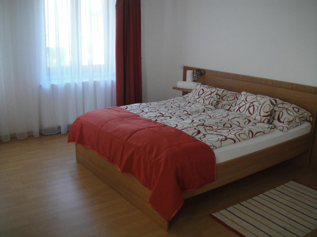 Paks Panzio Hotel Стая снимка