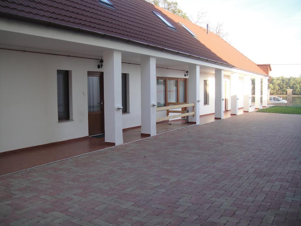 Paks Panzio Hotel Екстериор снимка